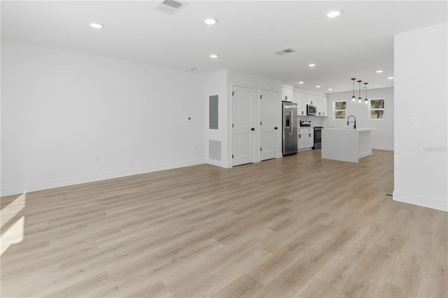 Spacious, unfurnished interior of a new home in , Altamonte Springs (Image 13).
