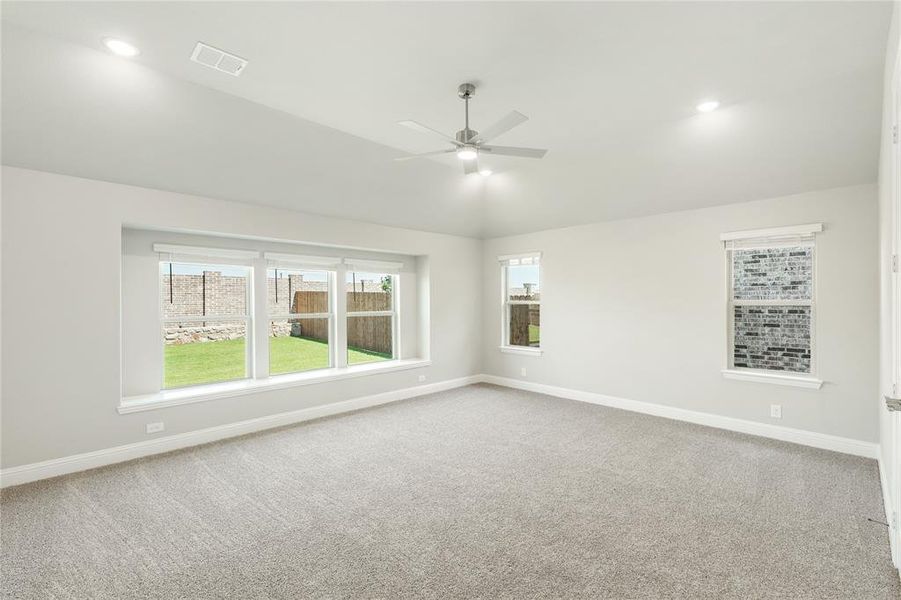 Spacious, unfurnished interior of a new home in Chaparral Park, Oak Point (Image 25).