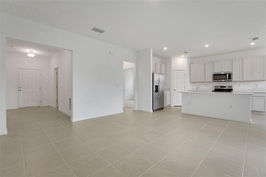 Spacious, unfurnished interior of a new home in Cypress Park Estates, Haines City (Image 23).