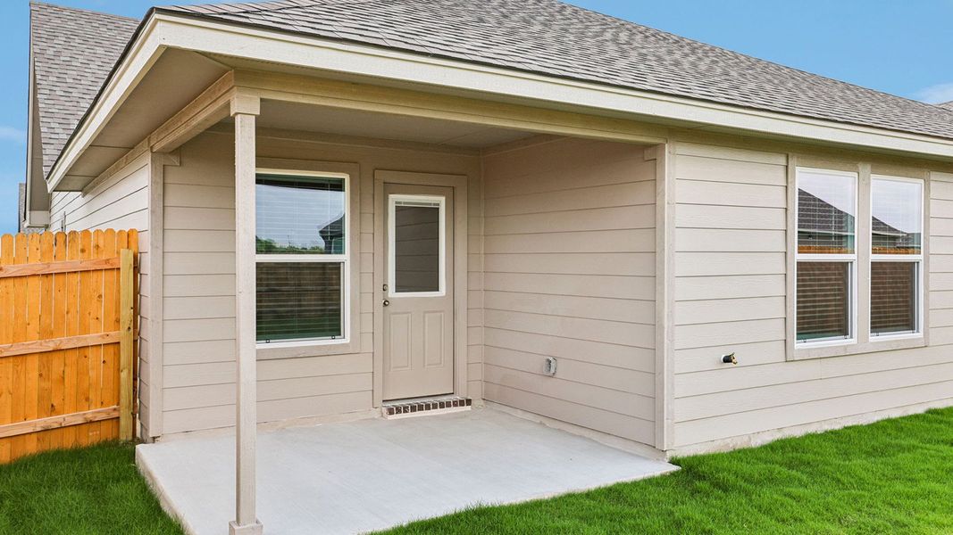 Exterior details and patio area of a home in Oak Ridge, Temple (Image 3).