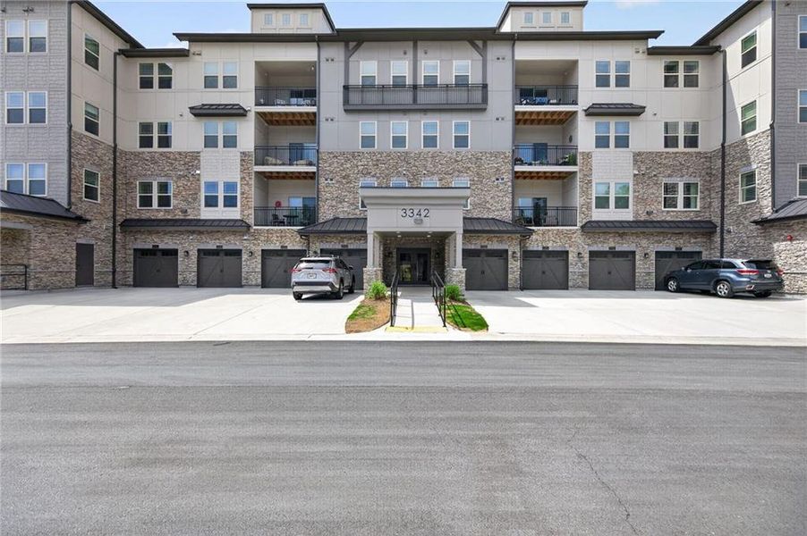 Condo located in Cumming, GA showcasing its design and architecture (Image 4).