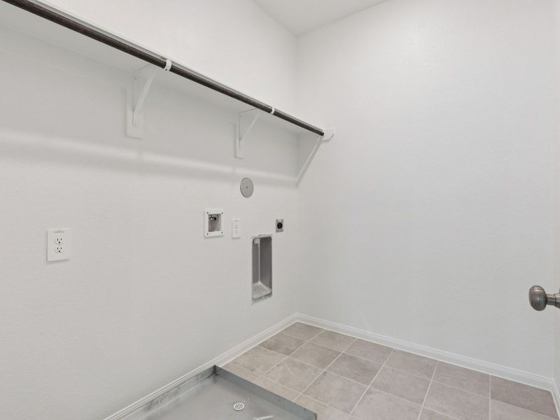 Spacious, unfurnished interior of a new home in Kemah Crossing - Luxe Series, Kemah (Image 15).