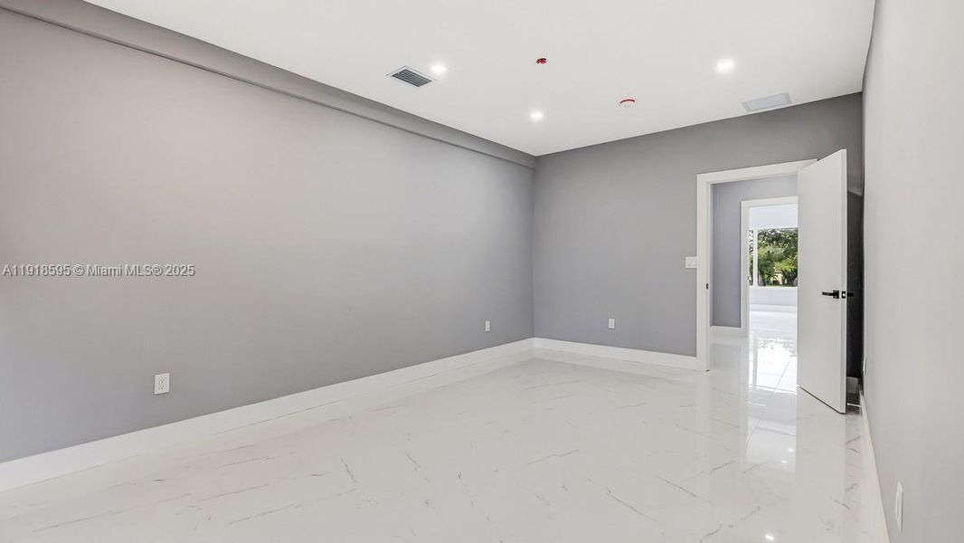 Spacious, unfurnished interior of a new home in , Fort Lauderdale (Image 14).