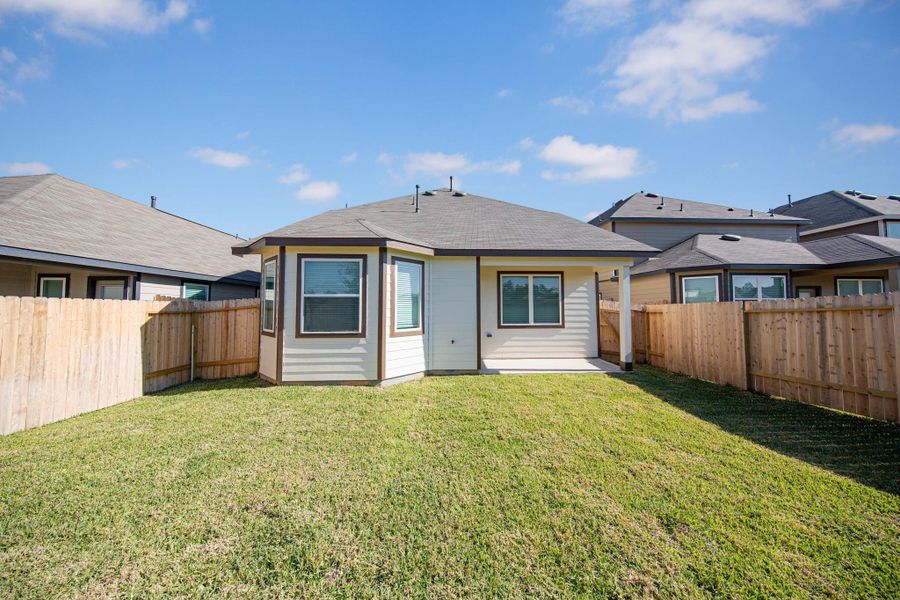 Exterior details and patio area of a home in Mackenzie Creek, Conroe (Image 3).
