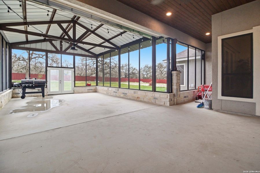 Exterior details and patio area of a home in , La Vernia (Image 4).