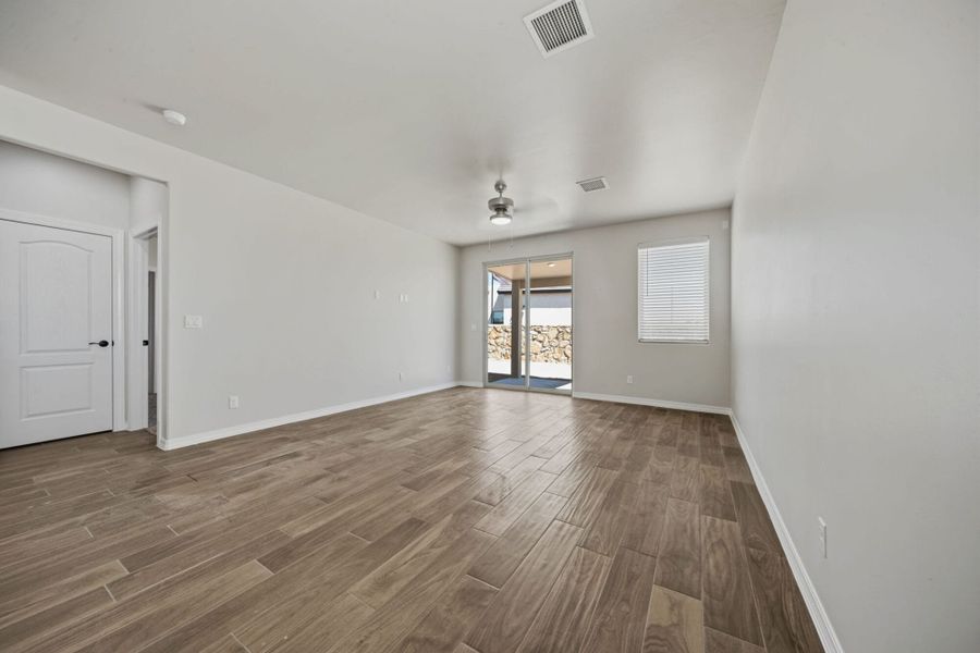 Spacious, unfurnished interior of a new home in Emerald Estates, Horizon City (Image 20).