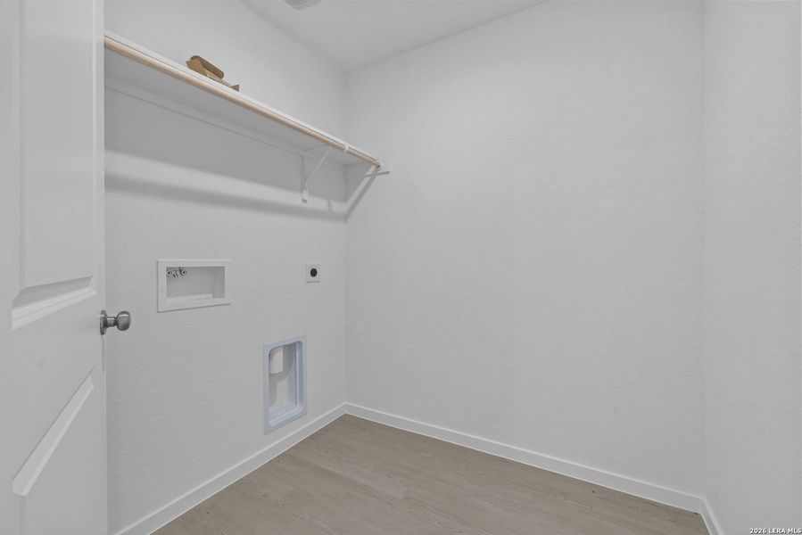 Spacious, unfurnished interior of a new home in Spring Grove, St. Hedwig (Image 10).