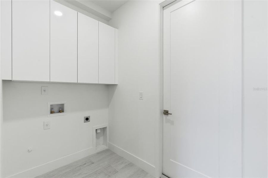 Spacious, unfurnished interior of a new home in , Port Charlotte (Image 45).