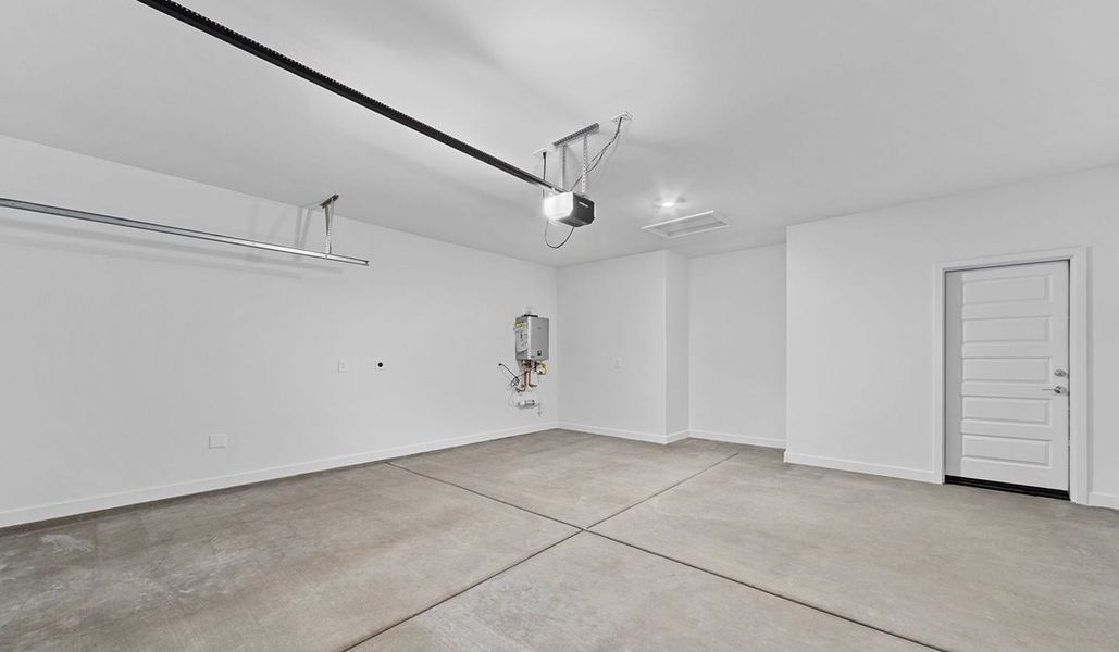 Spacious, unfurnished interior of a new home in Entrada Del Toro at Rancho Sahuarita, Sahuarita (Image 30).
