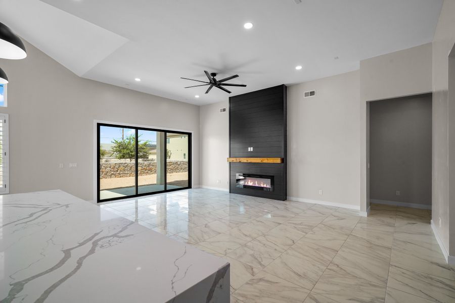 Spacious, unfurnished interior of a new home in Verdancia, El Paso (Image 20).