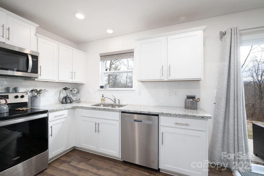 Granite countertops and Large Sink Granite countertops and Large Sink