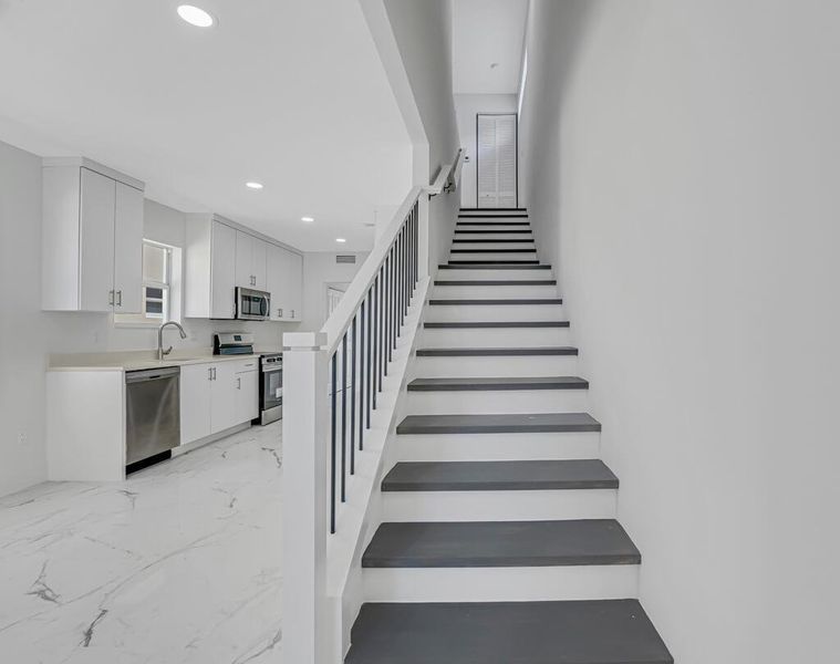 Spacious, unfurnished interior of a new home in , Boynton Beach (Image 11).