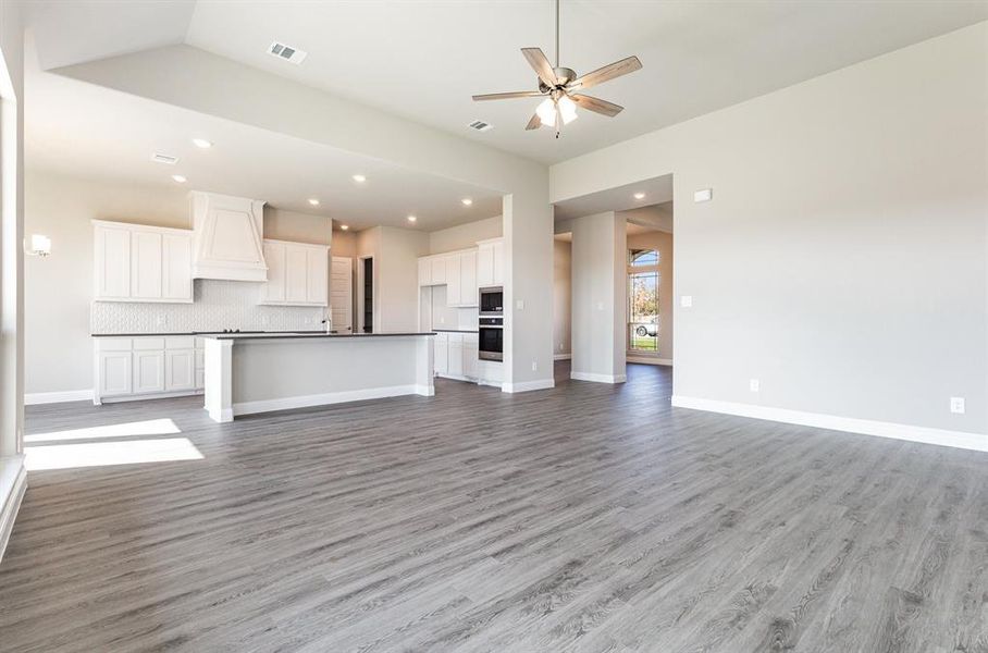 Spacious, unfurnished interior of a new home in Ten Mile Creek Estates, DeSoto (Image 25).