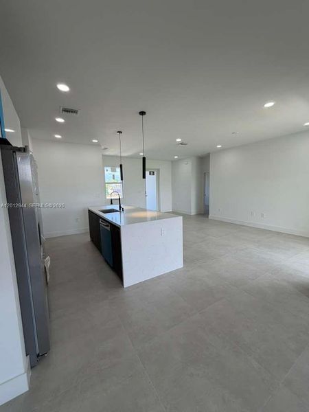 Spacious, unfurnished interior of a new home in , Cape Coral (Image 8).
