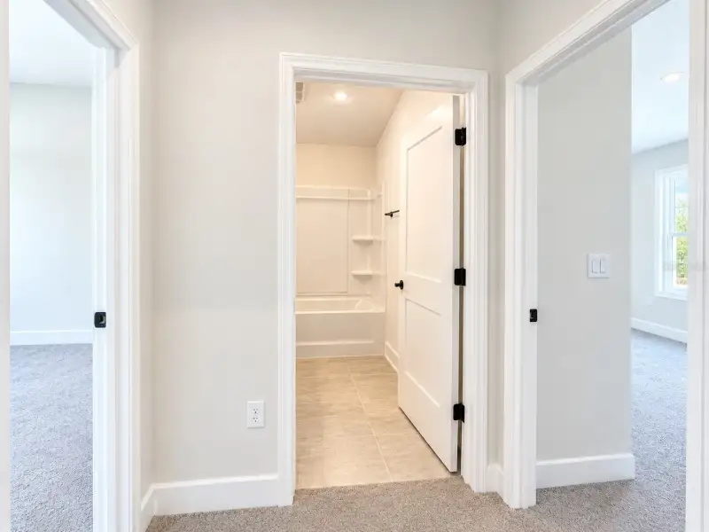 Spacious, unfurnished interior of a new home in Arbor Park, Leesburg (Image 9).