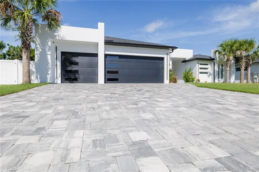 Exterior details and patio area of a home in , Palm Coast (Image 4).