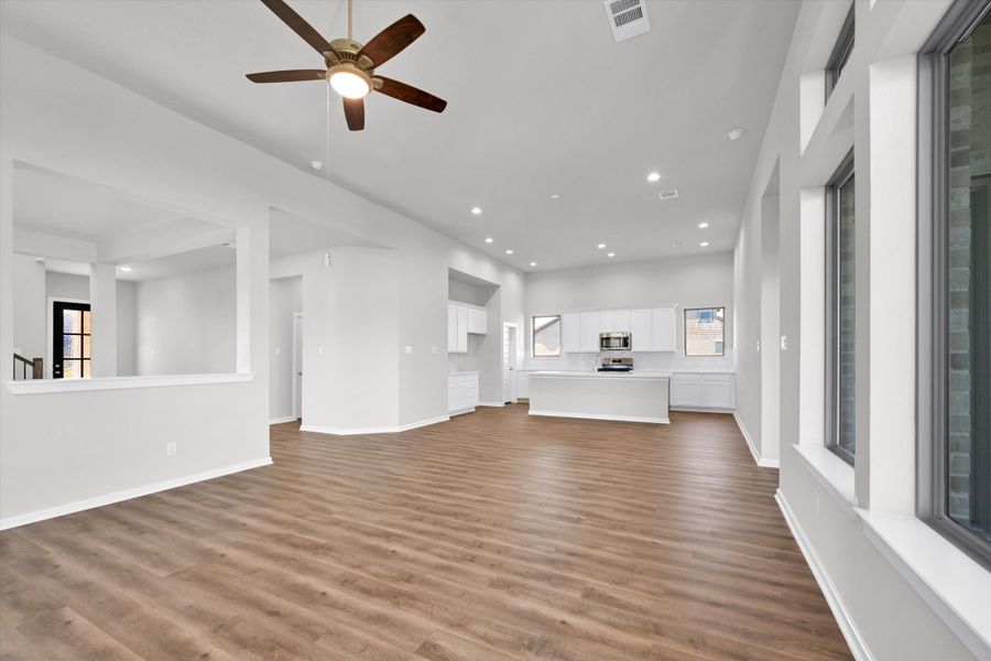 Spacious, unfurnished interior of a new home in Canterra Creek  60', Rosharon (Image 23).