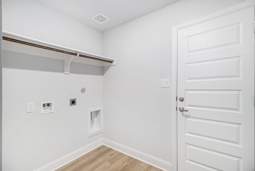 Spacious, unfurnished interior of a new home in , Angleton (Image 8).