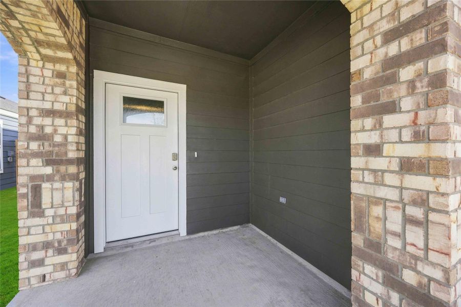 Exterior details and patio area of a home in Allison Park, Houston (Image 4).