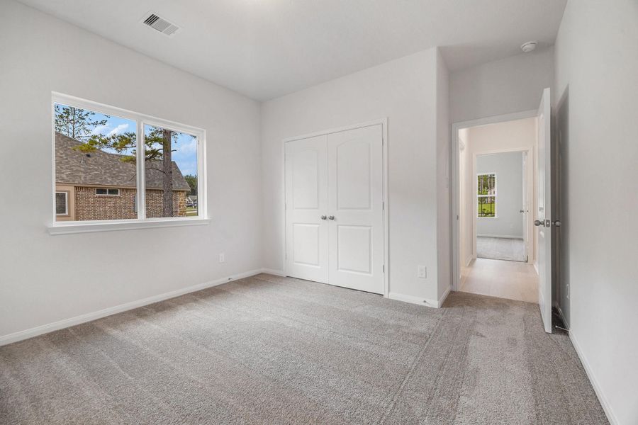 Spacious, unfurnished interior of a new home in Deer Pines, Conroe (Image 30).