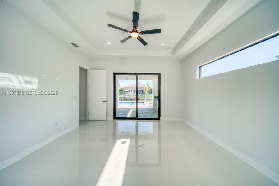 Spacious, unfurnished interior of a new home in , Cape Coral (Image 24).