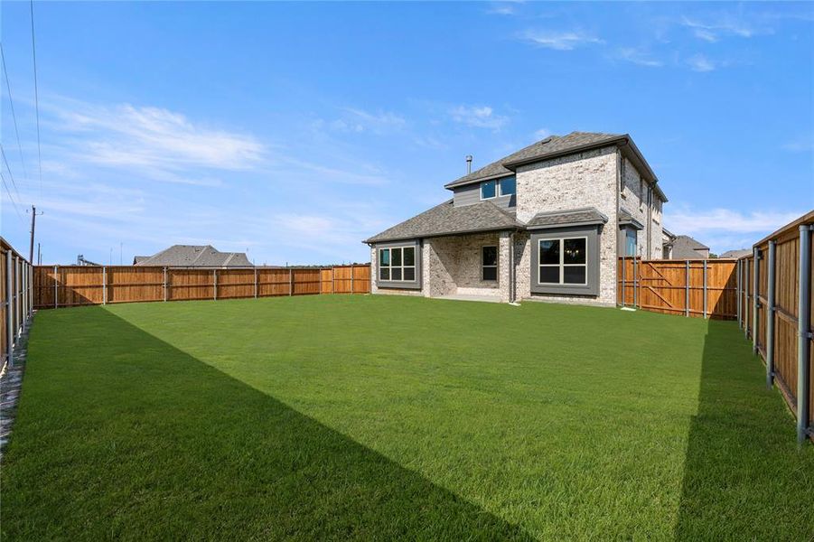 Exterior details and patio area of a home in River Ranch, Van Alstyne (Image 20).