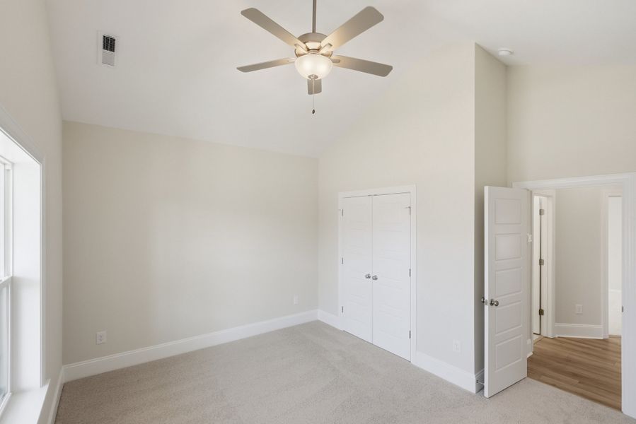 Spacious, unfurnished interior of a new home in Sidbury Landing, Wilmington (Image 17).