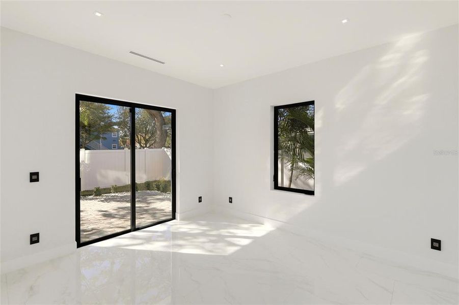 Spacious, unfurnished interior of a new home in , Sarasota (Image 29).