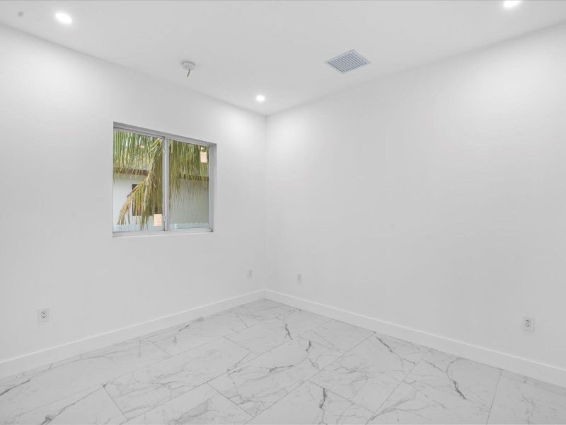 Spacious, unfurnished interior of a new home in , Fort Lauderdale (Image 18).