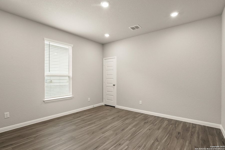 Spacious, unfurnished interior of a new home in Cinco Lakes, San Antonio (Image 23).