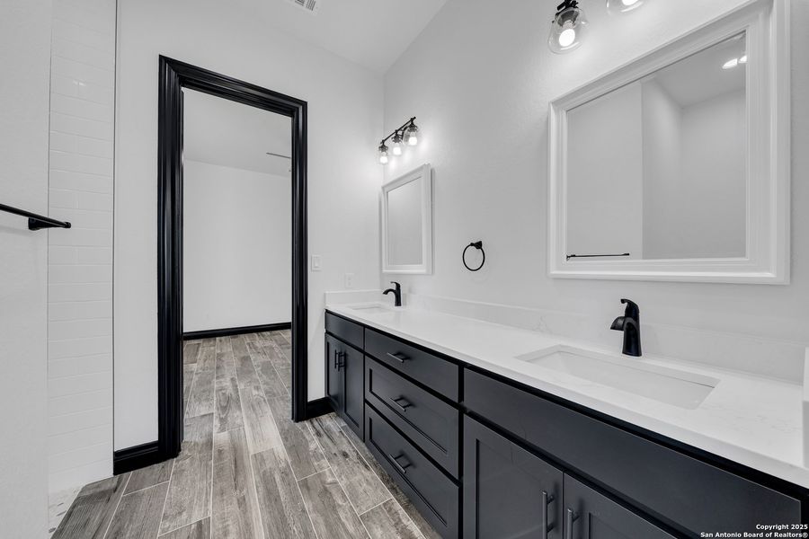 Furnished interior view inside a new home in , La Vernia (Image 11).