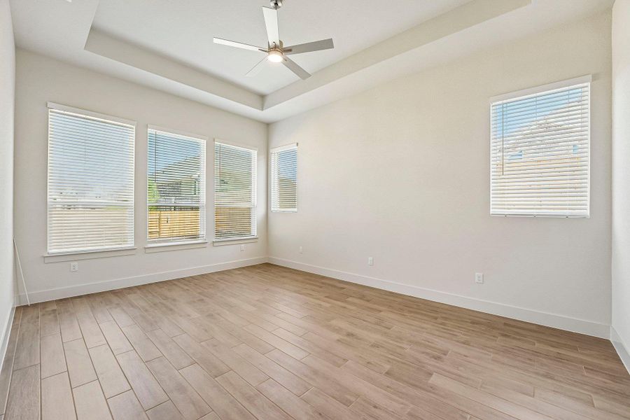 Spacious, unfurnished interior of a new home in Sunfield, Buda (Image 25).