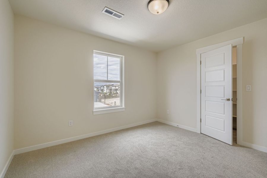 Spacious, unfurnished interior of a new home in Sterling Ranch 50s, Colorado Springs (Image 25).