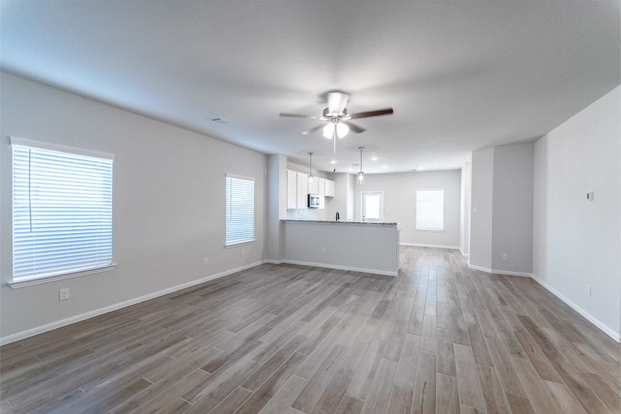 Spacious, unfurnished interior of a new home in Lago Mar, Texas City (Image 8).