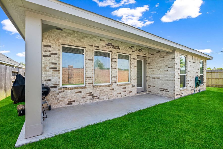 Exterior details and patio area of a home in Lago Mar, Texas City (Image 4).