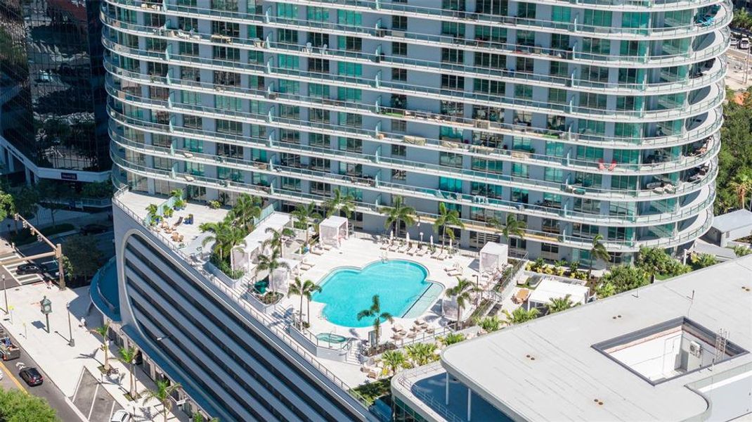 Condo located in St. Petersburg, FL showcasing its design and architecture (Image 45).
