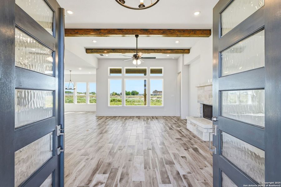Spacious, unfurnished interior of a new home in Pradera Ridge, Floresville (Image 23).