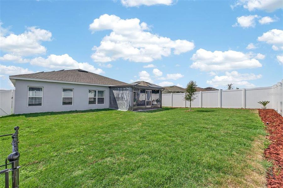 Exterior details and patio area of a home in Laurel Glen, Haines City (Image 27).