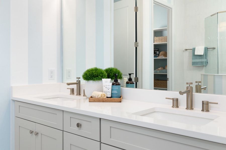 Representative interior finishes for a home built from the Heritage 2 by Neal Communities in Palmera, Venice (Image 21).