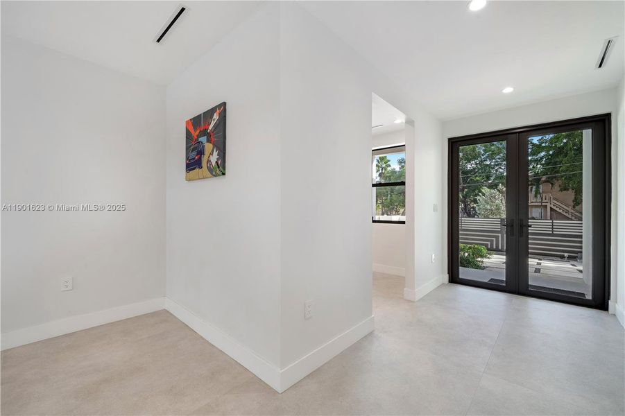 Spacious, unfurnished interior of a new home in , Fort Lauderdale (Image 51).