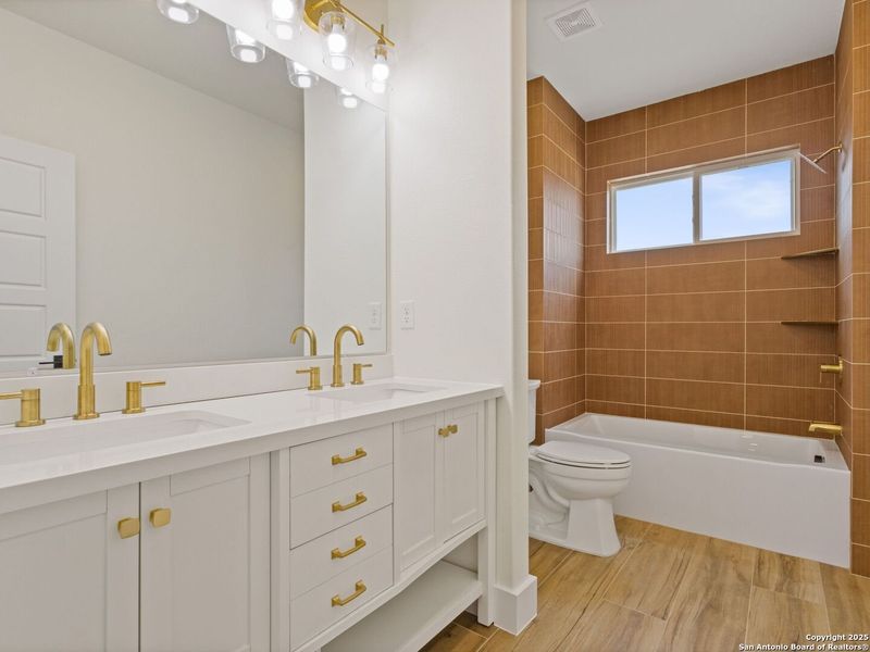 Furnished interior view inside a new home in , La Vernia (Image 10).