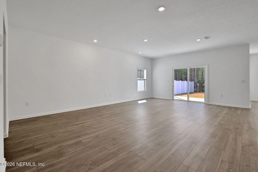 Spacious, unfurnished interior of a new home in Cedar Creek, Jacksonville (Image 35).