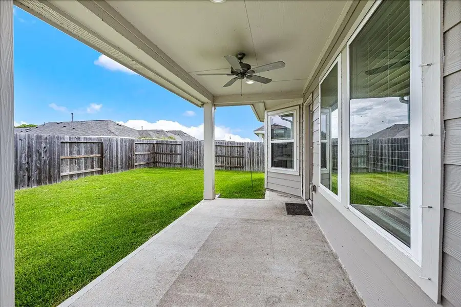 Exterior details and patio area of a home in Mustang Crossing, Alvin (Image 4).