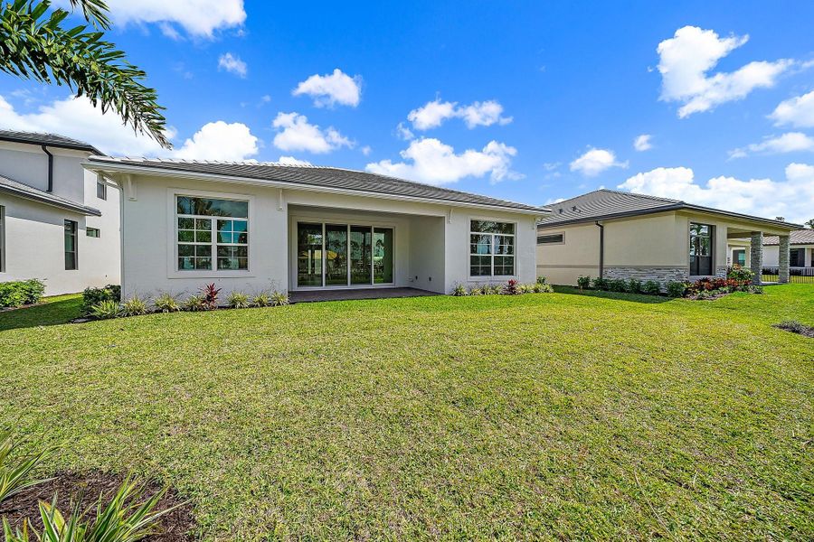 Exterior details and patio area of a home in L'Ambiance at Avenir, Palm Beach Gardens (Image 4).