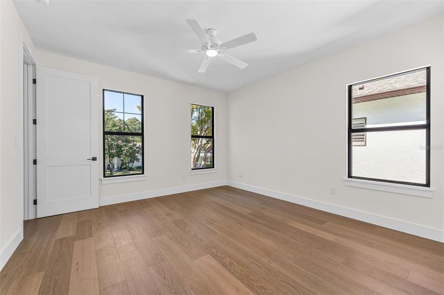Spacious, unfurnished interior of a new home in , Orlando (Image 60).
