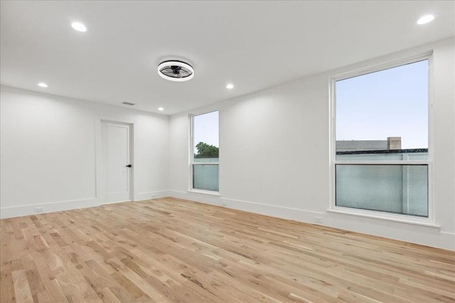 Spacious, unfurnished interior of a new home in , Dallas (Image 13).