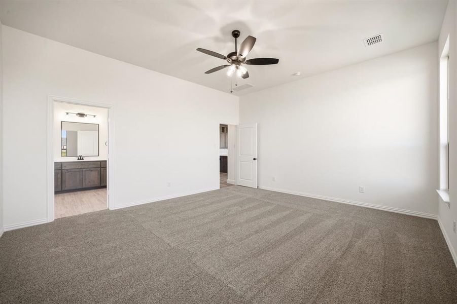 Spacious, unfurnished interior of a new home in , Waxahachie (Image 22).