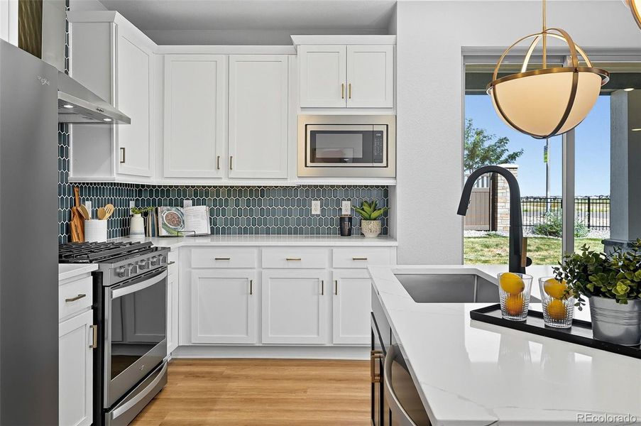 Kitchen with 42" cabinets, quartz counteres, gas range & range hood