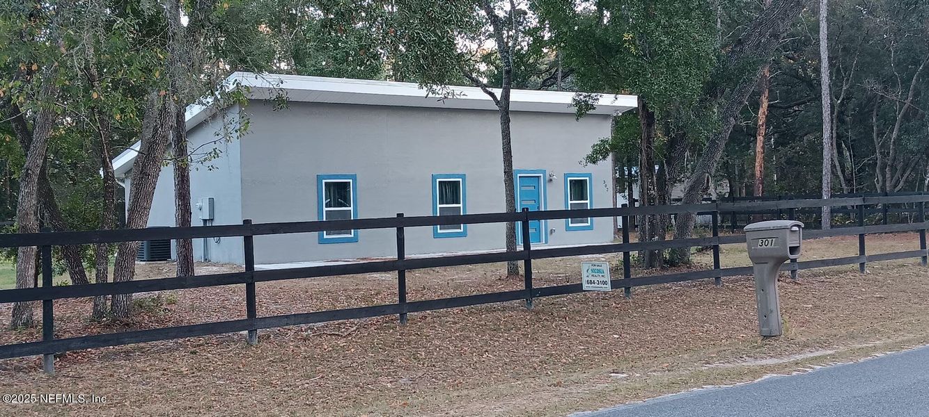 Exterior details and patio area of a home in , Interlachen (Image 14).