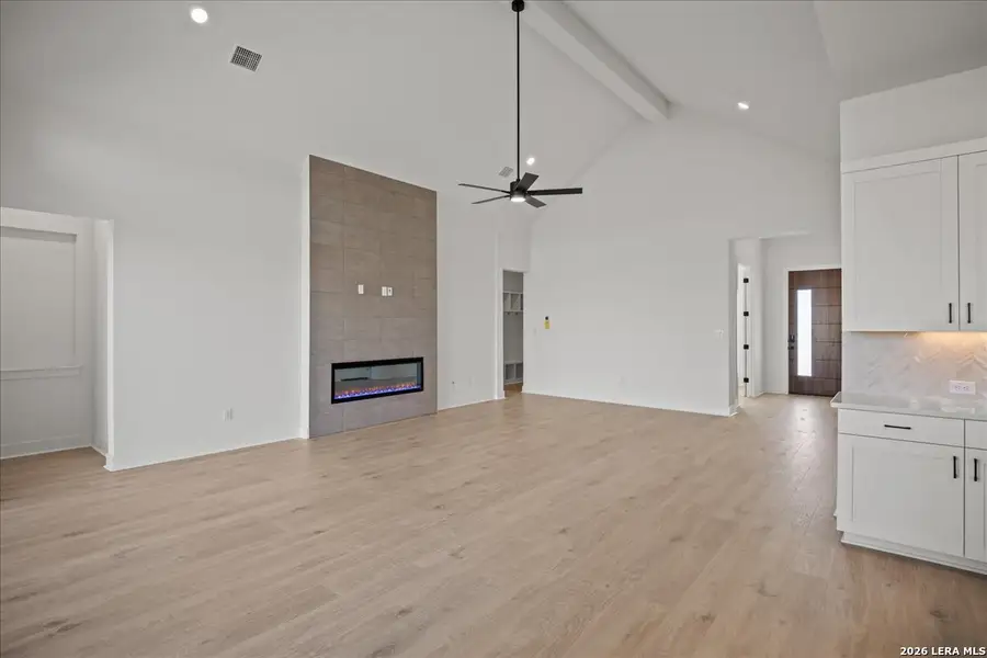 Spacious, unfurnished interior of a new home in Village at Three Oaks, Seguin (Image 9).